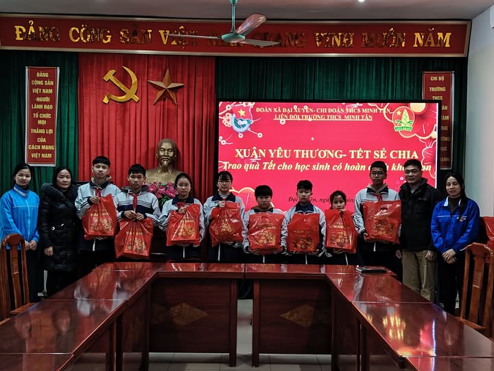 Nhân dịp tết cổ truyền của dân tộc, trường THCS Minh Tân tặng quà cho một số học sinh có hoàn cảnh khó khăn, cố gắng vươn lên trong học tập