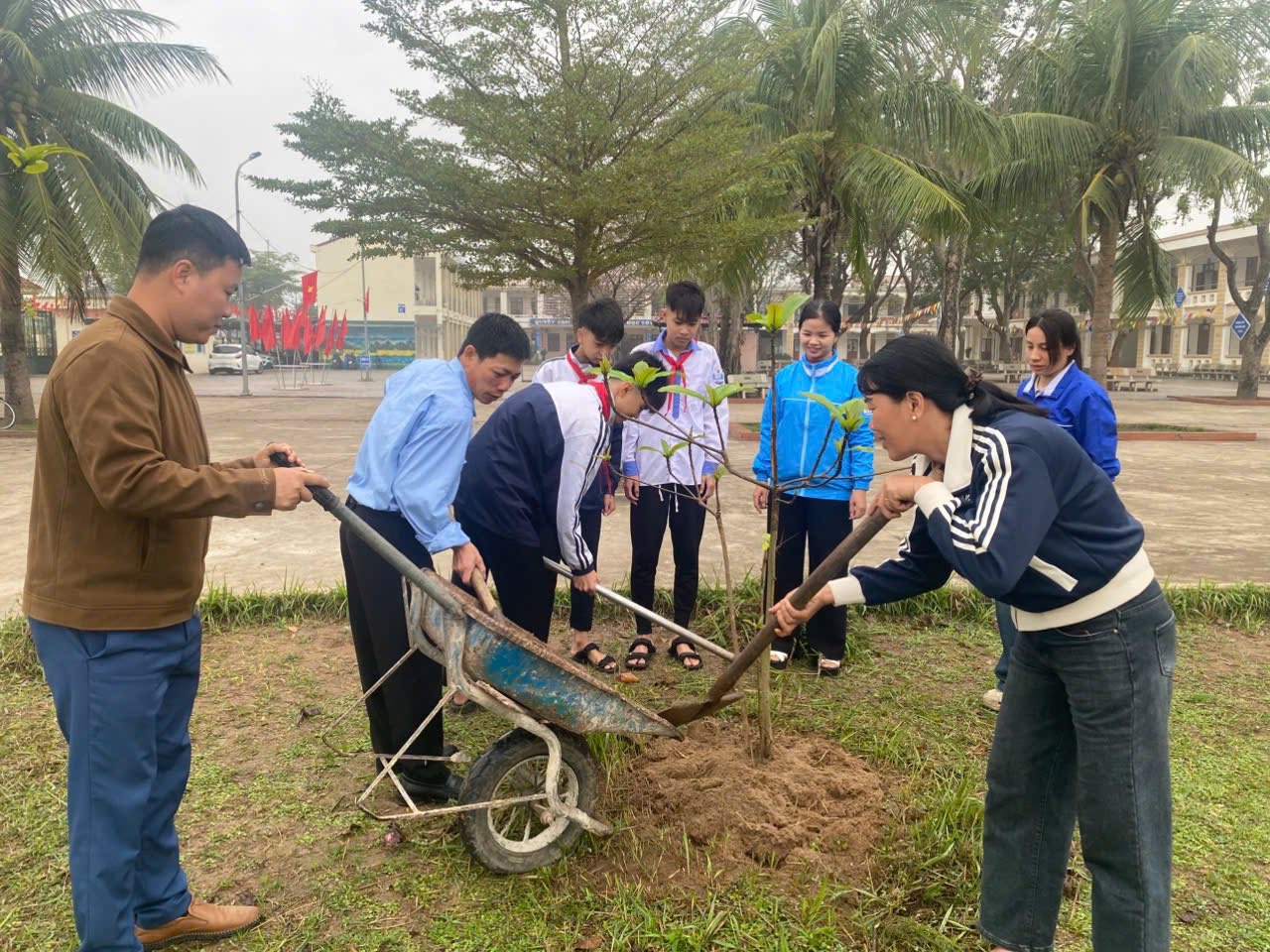 Trường THCS Minh Tân hưởng ứng “ngày chủ nhật xanh” lần thứ VIII năm 2025