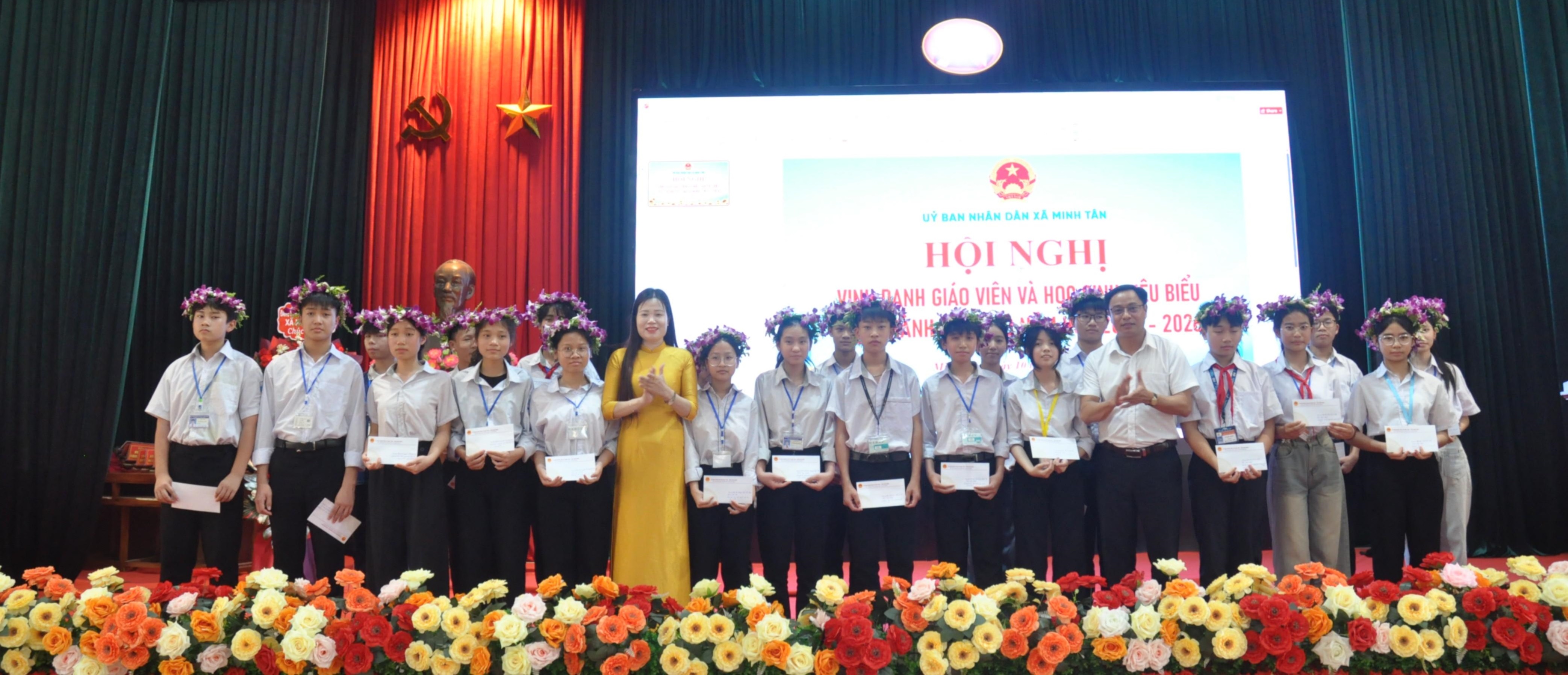 Vinh danh học sinh giỏi cấp thành phố dịp sơ kết học kì I năm học 2025-2026