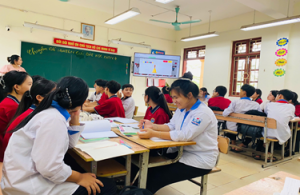 🧠 Vận dụng: Từ kiến thức đến đời sống
Phần vận dụng được thiết kế nhẹ nhàng nhưng có chiều sâu:
- Vì sao muối dễ tan trong nước?
- Tại sao nước biển lại mặn?
- Vai trò của muối trong đời sống?
Những câu hỏi gần gũi khiến các em nhận ra khoa học luôn hiện diện trong cuộc sống thường ngày.
📚 Sinh hoạt chuyên môn: Cùng phân tích – cùng trưởng thành
Sau tiết dạy minh họa, các thầy cô trong tổ đã cùng trao đổi, phân tích và rút kinh nghiệm.
Mỗi ý kiến đều góp phần làm rõ hơn cách tạo ra một giờ học chất lượng đối với học sinh.
Chuyên đề lần này thêm một lần nữa khẳng định sự nhiệt huyết, tinh thần đổi mới và tính chuyên nghiệp của đội ngũ giáo viên trường THCS Minh Tân – nơi mỗi tiết học luôn hướng đến sự sinh động, hiệu quả và nhân văn.
🌱 Hướng tới tương lai: Tiếp tục lan tỏa tinh thần đổi mới
Trong thời gian tới, nhà trường sẽ tiếp tục mở rộng sinh hoạt chuyên môn theo hướng nghiên cứu bài học ở nhiều bộ môn, không ngừng đổi mới phương pháp dạy học và xây dựng môi trường giáo dục: hiện đại – tích cực – truyền cảm hứng