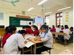 ✨ Khởi động: Học sinh hóa thành “nguyên tử” để tìm bạn “liên kết”
Ngay từ những phút đầu, cô Thủy đã tạo bầu không khí vui tươi qua trò chơi “Tìm bạn phù hợp để liên kết”.
Các em vào vai nguyên tử Na, Cl, Mg, O… và phải “tìm đúng bạn” để tạo thành liên kết ion.
Tiếng cười xen lẫn sự tò mò khiến lớp học trở nên sinh động, giúp học sinh hình dung bản chất của liên kết ion một cách tự nhiên – trực quan.
________________________________________
🎬 Khám phá: Video AI – cầu nối giữa kiến thức khoa học và thực tế
Từ một đoạn video AI mô phỏng sự cho – nhận electron, học sinh được quan sát quá trình hình thành ion dương, ion âm và sự hút tĩnh điện giữa chúng.
Cô Thủy khéo léo dẫn dắt để học sinh tự đặt câu hỏi – tự trả lời, dần hình thành khái niệm liên kết ion từ chính sự quan sát của mình.
Không còn là bài học “khó – trừu tượng”, kiến thức được mở ra mềm mại, dễ hiểu và giàu hình ảnh.